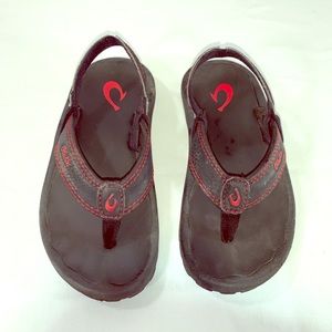 OluKai Boy’s Flip Flops w/ back strap Black/Red